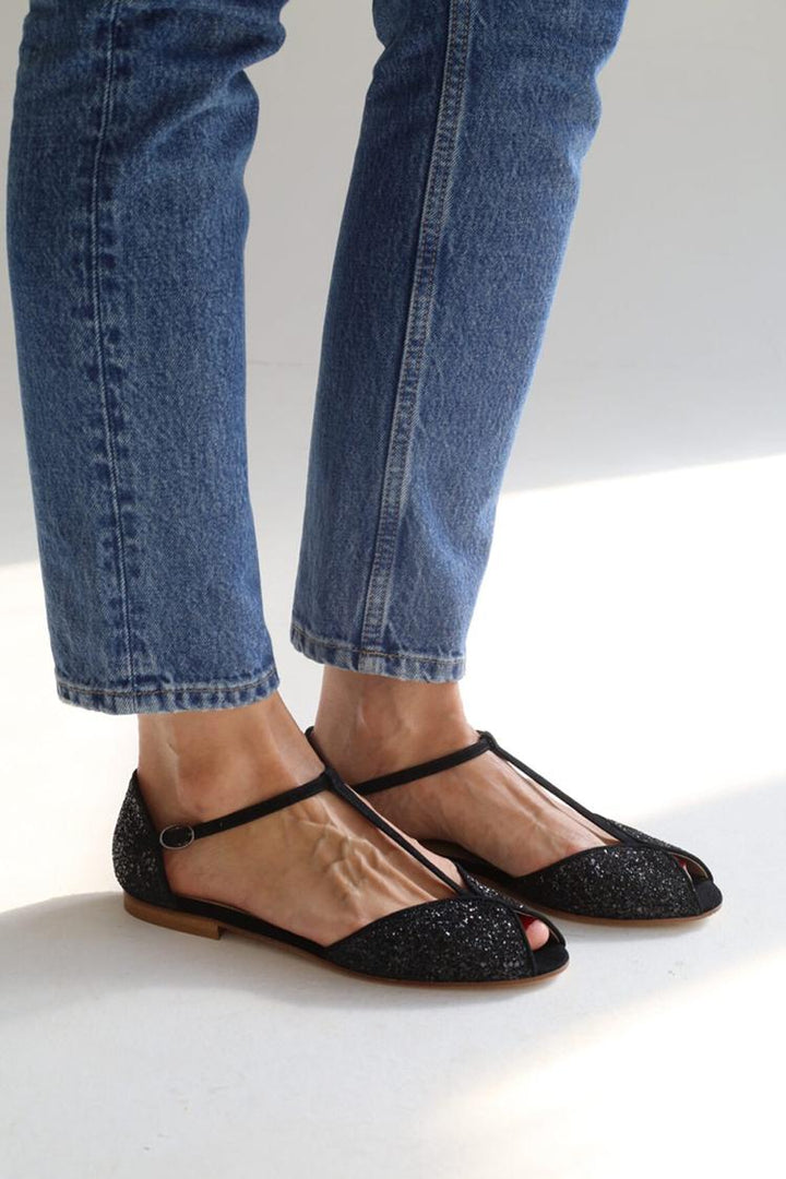 Black sandals with open toe and sparkling T-strap buckle