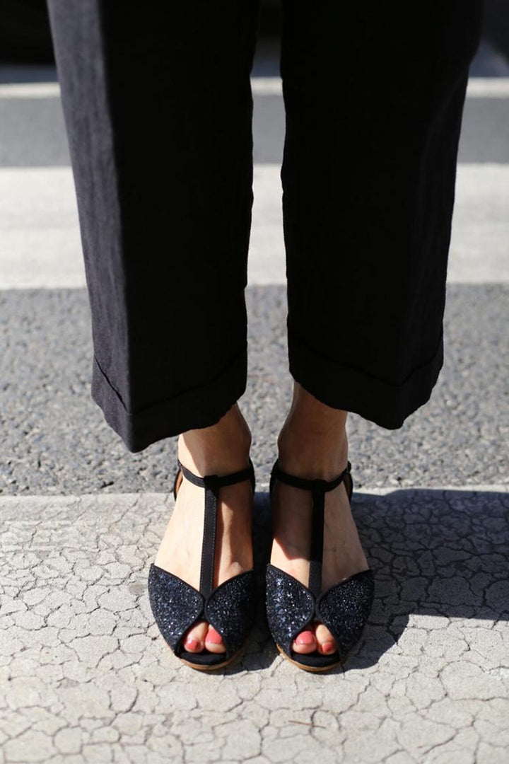 Black sandals with open toe and sparkling T-strap buckle