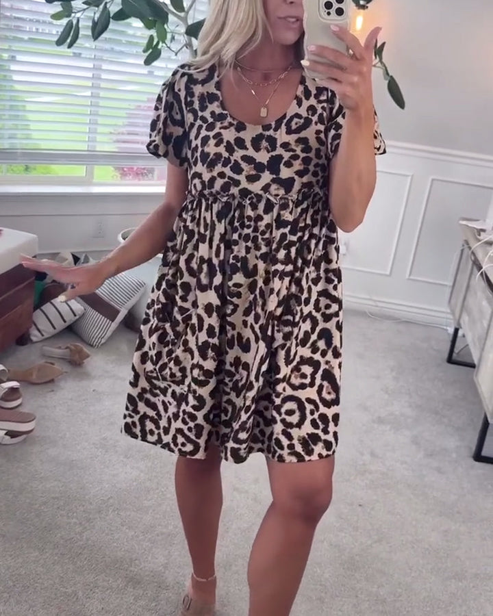 Trendy dress with leopard print and short sleeves
